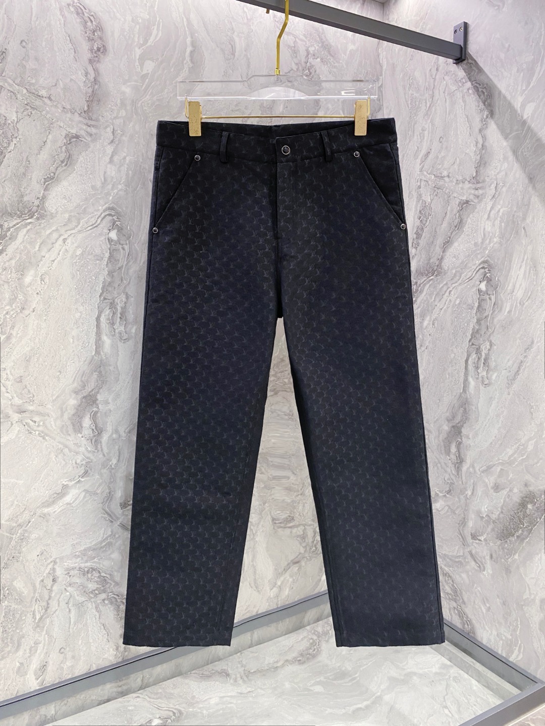 NO:547964,The casual and fashionable dark pattern canvas has become a must-have item in the wardrobe with its unique charm. This model uses high-quality canvas fabric and combined with fine dark pattern design, which not only retains the wear resistance and breathability of the canvas, but also adds a low-key luxury. Its tailoring is simple but fashionable, and the straight-leg pants shapes the leg shape, suitable for all figures. It is comfortable to wear, whether it is matched or matched, it can easily control the daily casual style. The dark pattern details are looming in the light, adding a mystery and level to the overall look. Whether it is traveling, gathering or daily travel, this dark pattern canvas canvas can make you stand out from the crowd and show a unique fashion taste. It is not only a practical dressing choice, but also a fashion statement that expresses personality and attitude. Black 48-56 is on sale in stock, alexander wang19860909暗纹帆布休闲时尚,以其独特的魅力成为衣橱中的必备单品.这款采用高品质帆布面料,结合精细的暗纹设计,既保留了帆布的耐磨与透气性,又增添了低调的奢华感.其剪裁简约而不失时尚,直筒裤型修饰腿型,适合各种身材.穿着舒适,无论是搭配还是,都能轻松驾驭日常休闲风格.暗纹细节在光线下若隐若现,为整体造型增添了一份神秘与层次.无论是出游、聚会还是日常出行,这款暗纹帆布休闲都能让你在人群中脱颖而出,展现独特的时尚品味.它不仅是实用的穿着选择,更是表达个性与态度的时尚宣言. 现货发售黑色48-56,,alexander wang,Men's clothing