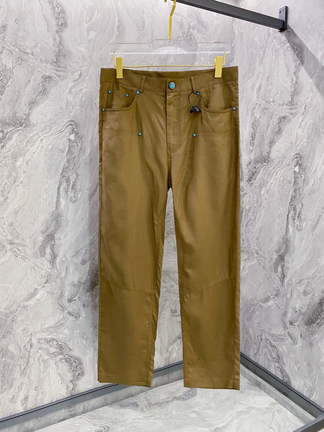 NO:547951,LV men's boutique casual pants top-grade fabric casual pants, the latest top-body style is invincible! This pants are very versatile, you can wear them in daily work and outdoor sports, and are the perfect combination of fashionable leisure and outdoor sports, so whether you wear them normally or outdoors, it is your best choice. Extreme comfort and quick sweating are the most popular focus, improving the comfort of wearing and suitable for aerobics and trail running conditions. This style is a running casual pants with an extremely wide range of applications, allowing you to naturally maintain a love for sports in summer, or you can wear them in casual life. Color black brown size M-XXXL,,louis vuitton,alexander wang19860909LV 男士精品休闲裤顶级面料休闲裤,最新款上身版型无敌正!绝对可以闭眼收的一款此款裤子非常百搭,,日常上班户外运动都可以穿着,是时尚休闲与户外运动的完美结合,所以无论您平时穿或者户外穿都是您的最佳选择.极致舒适和快速排汗是备受青睐的重点,提升穿着舒适度,适合有氧运动和越野跑条件下穿着,此款是一件适用范围极其广泛的跑步休闲裤,让你在夏天自然可以保持对运动热爱,也可以在休闲生活中穿着 颜色黑色 咖色 尺码M-XXXL,,louis vuitton,alexander wang,Men's clothing