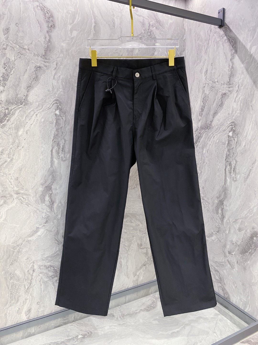 NO:547956,Prada Men's boutique casual pants top-grade fabric casual pants, the latest top-body style is invincible! This pants are very versatile and can be worn for daily work and outdoor sports. It is a perfect combination of fashion and leisure and outdoor sports, so whether you wear them normally or outdoors, it is your best choice. Extreme comfort and quick sweating are the most popular focus, improving the comfort of wearing and suitable for aerobics and trail running conditions. This style is a running casual pants with an extremely wide range of applications, allowing you to naturally maintain a love for sports in summer, or you can wear them in casual life. Color black brown size M-XXXL, prada, alexander wang19860909普拉达 男士精品休闲裤顶级面料休闲裤,最新款上身版型无敌正!绝对可以闭眼收的一款此款裤子非常百搭,,日常上班户外运动都可以穿着,是时尚休闲与户外运动的完美结合,所以无论您平时穿或者户外穿都是您的最佳选择.极致舒适和快速排汗是备受青睐的重点,提升穿着舒适度,适合有氧运动和越野跑条件下穿着,此款是一件适用范围极其广泛的跑步休闲裤,让你在夏天自然可以保持对运动热爱,也可以在休闲生活中穿着 颜色黑色 咖色 尺码M-XXXL,,prada,alexander wang,Men's clothing