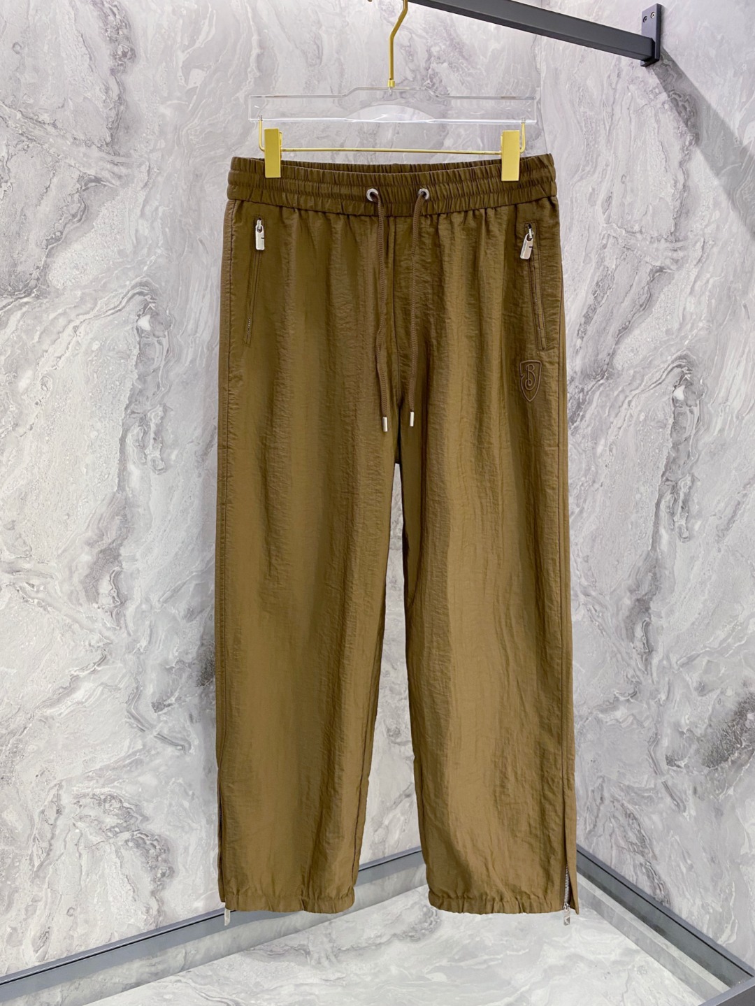 NO:547946,Burberry men's boutique casual pants top-quality fabric casual pants, the latest top-body style is invincible!  This pants are very versatile, elastic waist, and can be worn for daily work. They are a perfect combination of fashionable and casual and outdoor sports, so whether you wear them normally or outdoors, they are your best choice. Extreme comfort and quick sweating are the most popular key points, improving the comfort of wearing and suitable for aerobics and trail running conditions. This style is a jogging casual pants with an extremely wide range of applications, allowing you to naturally maintain a love for sports in summer, or you can wear them in casual life. Size M-3XL, burberry, alexander wang19860909巴宝莉 男士精品休闲裤 顶级面料休闲裤,最新款上身版型无敌正！ 绝对可以闭眼收的一款 此款裤子非常百搭,弹力腰围,日常上班 户外运动都可以穿着,是时尚休闲与户外运动的完美结合,所以无论您平时穿或者户外穿都是您的最佳选择. 极致舒适和快速排汗是备受青睐的重点,提升穿着舒适度,适合有氧运动和越野跑条件下穿着,此款是一件适用范围极其广泛的跑步休闲裤,让你在夏天自然可以保持对运动热爱,也可以在休闲生活中穿着 尺码M-3XL,,burberry,alexander wang,Men's clothing