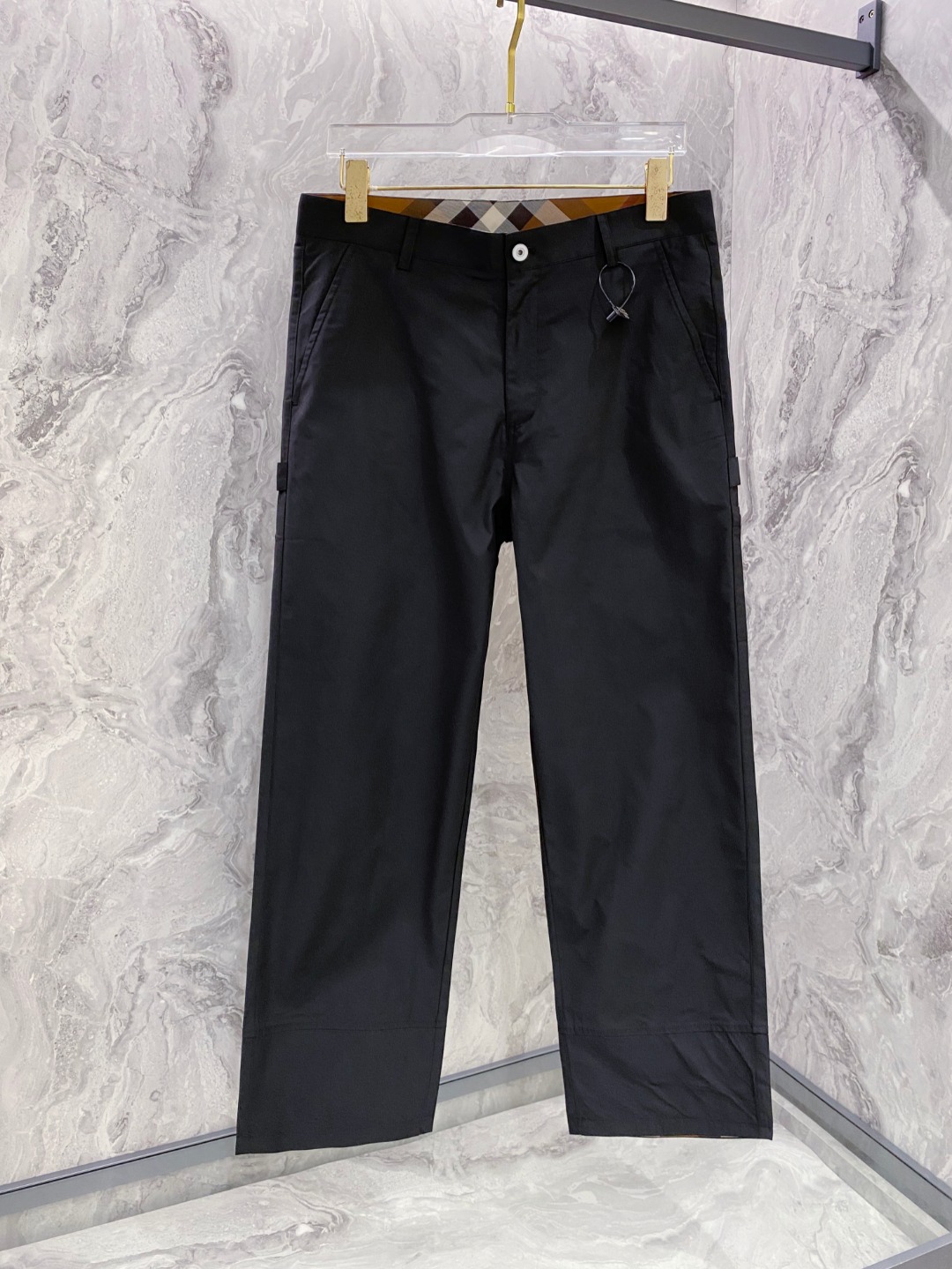 NO:547920,Burberry men's boutique casual pants top-grade fabric casual pants, the latest top-body style is invincible! This style of pants that can be closed and can be worn in outdoor sports every day. It is a perfect combination of fashionable leisure and outdoor sports, so whether you wear it normally or outdoor wear is your best choice. Extreme comfort and quick sweating are the most popular focus, improving the comfort of wearing and suitable for aerobics and trail running conditions. This style is a running casual pants with an extremely wide range of applications, allowing you to naturally maintain a love for sports in summer, or you can wear it in casual life. Color black brown size M-XXXL, burberry, alexander wang19860909巴宝莉 男士精品休闲裤顶级面料休闲裤,最新款上身版型无敌正!绝对可以闭眼收的一款此款裤子非常百搭,,日常上班户外运动都可以穿着,是时尚休闲与户外运动的完美结合,所以无论您平时穿或者户外穿都是您的最佳选择.极致舒适和快速排汗是备受青睐的重点,提升穿着舒适度,适合有氧运动和越野跑条件下穿着,此款是一件适用范围极其广泛的跑步休闲裤,让你在夏天自然可以保持对运动热爱,也可以在休闲生活中穿着 颜色黑色 咖色 尺码M-XXXL,,burberry,alexander wang,Men's clothing