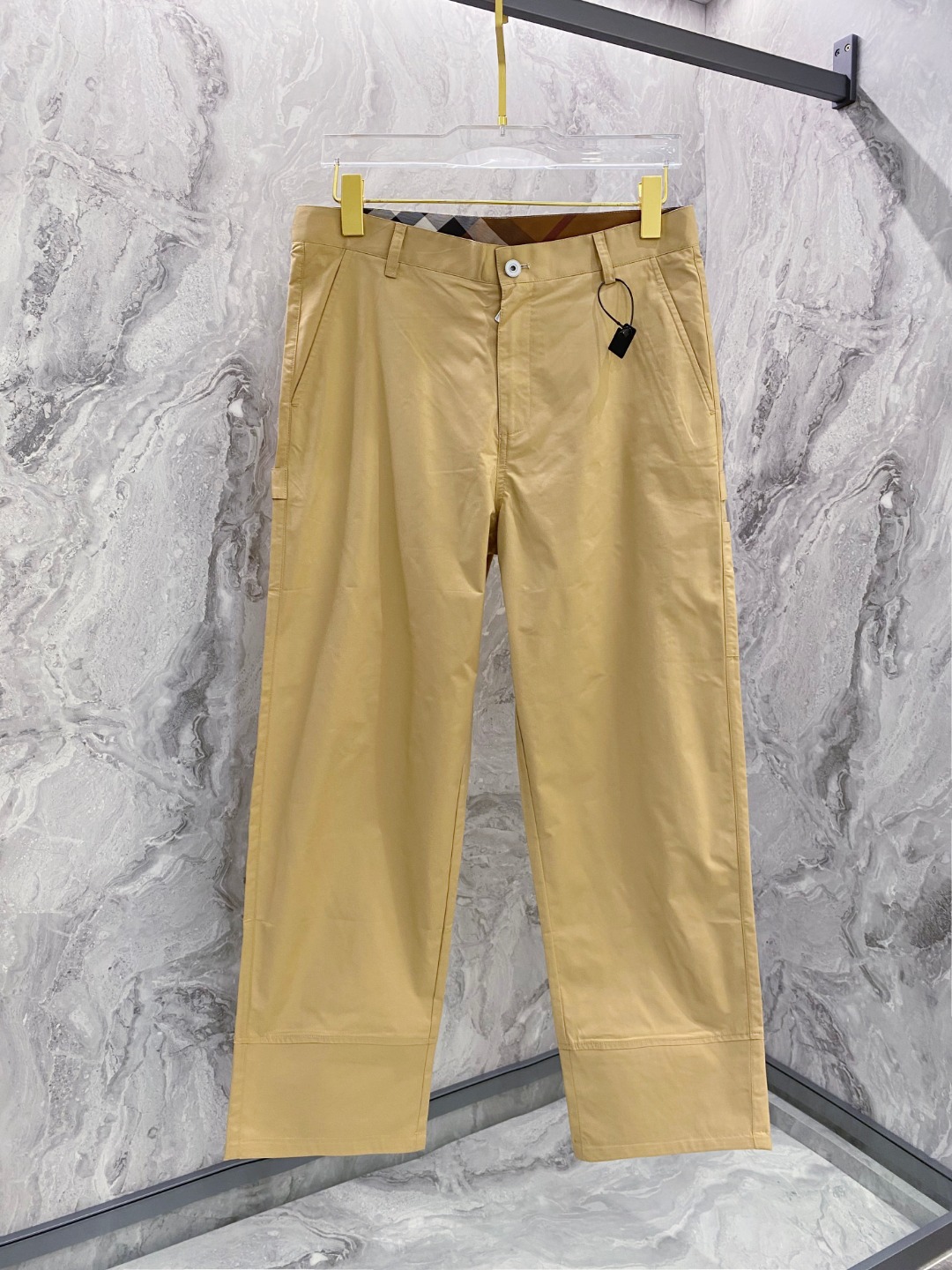 NO:547926,Burberry men's boutique casual pants top-grade fabric casual pants, the latest top-body style is invincible! This style of pants that can be closed and can be worn in outdoor sports every day. It is a perfect combination of fashionable leisure and outdoor sports, so whether you wear it normally or outdoor wear is your best choice. Extreme comfort and quick sweating are the most popular focus, improving the comfort of wearing and suitable for aerobics and trail running conditions. This style is a running casual pants with an extremely wide range of applications, allowing you to naturally maintain a love for sports in summer, or you can wear it in casual life. Color black brown size M-XXXL, burberry, alexander wang19860909巴宝莉 男士精品休闲裤顶级面料休闲裤,最新款上身版型无敌正!绝对可以闭眼收的一款此款裤子非常百搭,,日常上班户外运动都可以穿着,是时尚休闲与户外运动的完美结合,所以无论您平时穿或者户外穿都是您的最佳选择.极致舒适和快速排汗是备受青睐的重点,提升穿着舒适度,适合有氧运动和越野跑条件下穿着,此款是一件适用范围极其广泛的跑步休闲裤,让你在夏天自然可以保持对运动热爱,也可以在休闲生活中穿着 颜色黑色 咖色 尺码M-XXXL,,burberry,alexander wang,Men's clothing