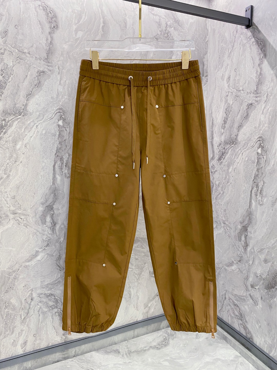 NO:547931,LV men's boutique casual pants top-grade fabric casual pants, the latest top-body style is invincible! This pants are very versatile, you can wear them in daily work and outdoor sports, and are the perfect combination of fashionable leisure and outdoor sports, so whether you wear them normally or outdoors, it is your best choice. Extreme comfort and quick sweating are the most popular focus, improving the comfort of wearing and suitable for aerobics and trail running conditions. This style is a running casual pants with an extremely wide range of applications, allowing you to naturally maintain a love for sports in summer, or you can wear them in casual life. Color black brown size M-XXXL,,louis vuitton,alexander wang19860909LV 男士精品休闲裤顶级面料休闲裤,最新款上身版型无敌正!绝对可以闭眼收的一款此款裤子非常百搭,,日常上班户外运动都可以穿着,是时尚休闲与户外运动的完美结合,所以无论您平时穿或者户外穿都是您的最佳选择.极致舒适和快速排汗是备受青睐的重点,提升穿着舒适度,适合有氧运动和越野跑条件下穿着,此款是一件适用范围极其广泛的跑步休闲裤,让你在夏天自然可以保持对运动热爱,也可以在休闲生活中穿着 颜色黑色 咖色 尺码M-XXXL,,louis vuitton,alexander wang,Men's clothing