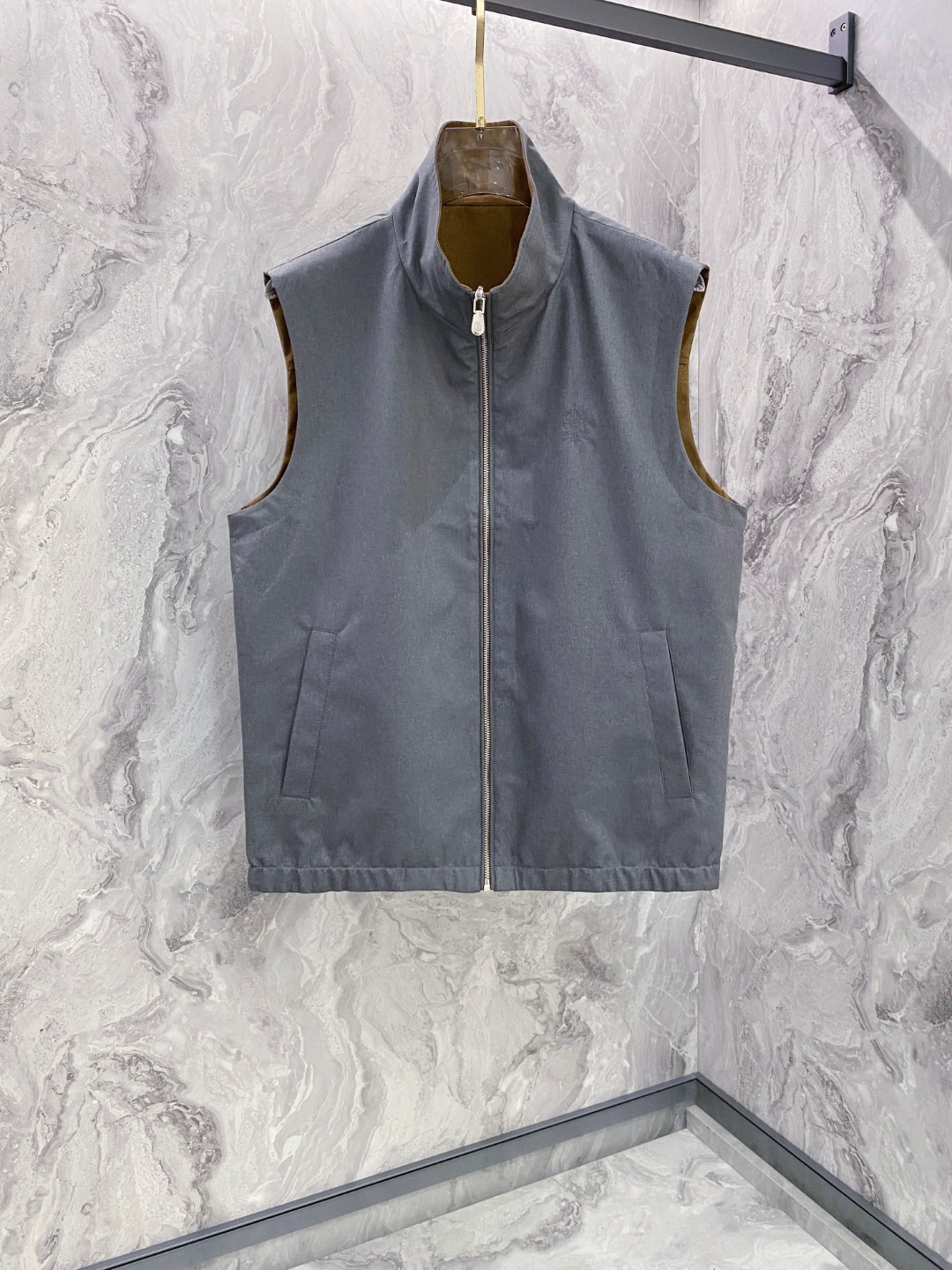 NO:547897,BC SS new double-sided vest, a perfect combination of fashion and function. This model uses high-quality fabrics, with classic solid color design on one side, simple and elegant, while on the other side, it uses unique patterns or contrasting colors to show personal style. The style design is easy to wear and is not restricted, and can be easily controlled whether it is leisure time or outdoor activities. The details are exquisite, the zipper is smooth and durable, and the pocket design is practical and convenient to meet daily needs. The double-sided design not only increases the diversity of wear, but also makes this a versatile item in the wardrobe. Whether it is a matching or a unique fashion charm. Whether it is an urban white-collar worker who pursues a simple style or a fashion expert who likes personal expression, double-sided is a rare choice. Size 48-56, alexander wang19860909BC SS新款双面穿马甲 ,时尚与功能的完美结合.这款采用高品质面料,一面为经典纯色设计,简约大方,另一面则采用独特图案或对比鲜明的色彩,展现个性风采.款式设计,轻松穿搭,不受束缚,无论是休闲时光还是户外活动,都能轻松驾驭.细节处理精致,拉链顺滑耐用,口袋设计实用便捷,满足日常需求.双面设计不仅增加了穿着的多样性,更让这款成为衣橱中的百搭单品.无论是搭配还是,都能展现出独特的时尚魅力.无论是追求简约风格的都市白领,还是喜欢个性表达的时尚达人,双面都是不可多得的选择. 码数双面48-56,,alexander wang,Men's clothing