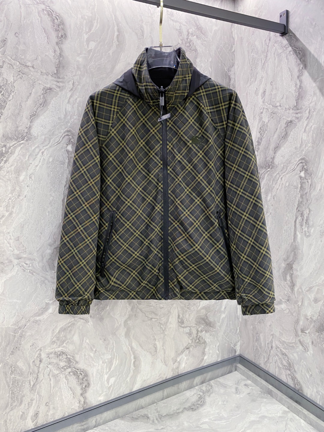 NO:547892,Burberry Double-sided casual and fashionable jacket, one or two clothes show its charm. On the fashionable stage, a double-sided casual and fashionable jacket is undoubtedly a treasure item in men's wardrobe. This jacket is made of high-quality fabrics, light, delicate and breathable, and the upper body shows high-end quality. The unique double-sided design, on one side, is a simple and atmospheric style, worn when commuting, showing gentlemanly demeanor; on the other side, it is full of avant-garde punk atmosphere, and wears it at any time to casually bring out a free and unrestrained attitude. The classic baseball collar design is simple but not simple, and can be easily controlled no matter what occasion you are in. The exquisite tailoring fits the figure and highlights the good figure. The large pocket adds a sense of leisure and shows taste in details.  Wear it, you are a street fashionista and the focus of the crowd. A jacket, two styles, meet your needs at different moments, and make your outfit more relaxed. Choosing such a double-sided casual and fashionable jacket is a free and comfortable attitude towards life. The double-sided model is available in stock for 48-50-52-54-56, burberry, jackets & coats, alexander wang19860909巴宝莉 双面休闲时尚夹克,一衣两穿尽显魅力在时尚的舞台上,一件双面休闲时尚夹克无疑是男士衣橱中的宝藏单品. 这款夹克,采用优质面料,轻盈细腻又透气,上身尽显高档品质.独特的双面设计,一面是简约大气的风格,通勤时穿着,尽显绅士风度；另一面则充满前卫的朋克气息,休闲时刻穿上,瞬间拉满自由不羁的态度. 经典棒球领设计,简约而不简单,无论身处何种场合,都能轻松驾驭.精致的剪裁,贴合身形,凸显好身材.大口袋增添休闲感,细节之处尽显品味. 穿上它,你就是街头潮人,是人群中的焦点.一件夹克,两种风格,满足你不同时刻的需求,让你的穿搭更加游刃有余.选择这样一款双面休闲时尚夹克,就是选择了一种自在如风的生活态度. 现货发售双面款48-50-52-54-56,,burberry,jackets & coats,alexander wang,Men's clothing