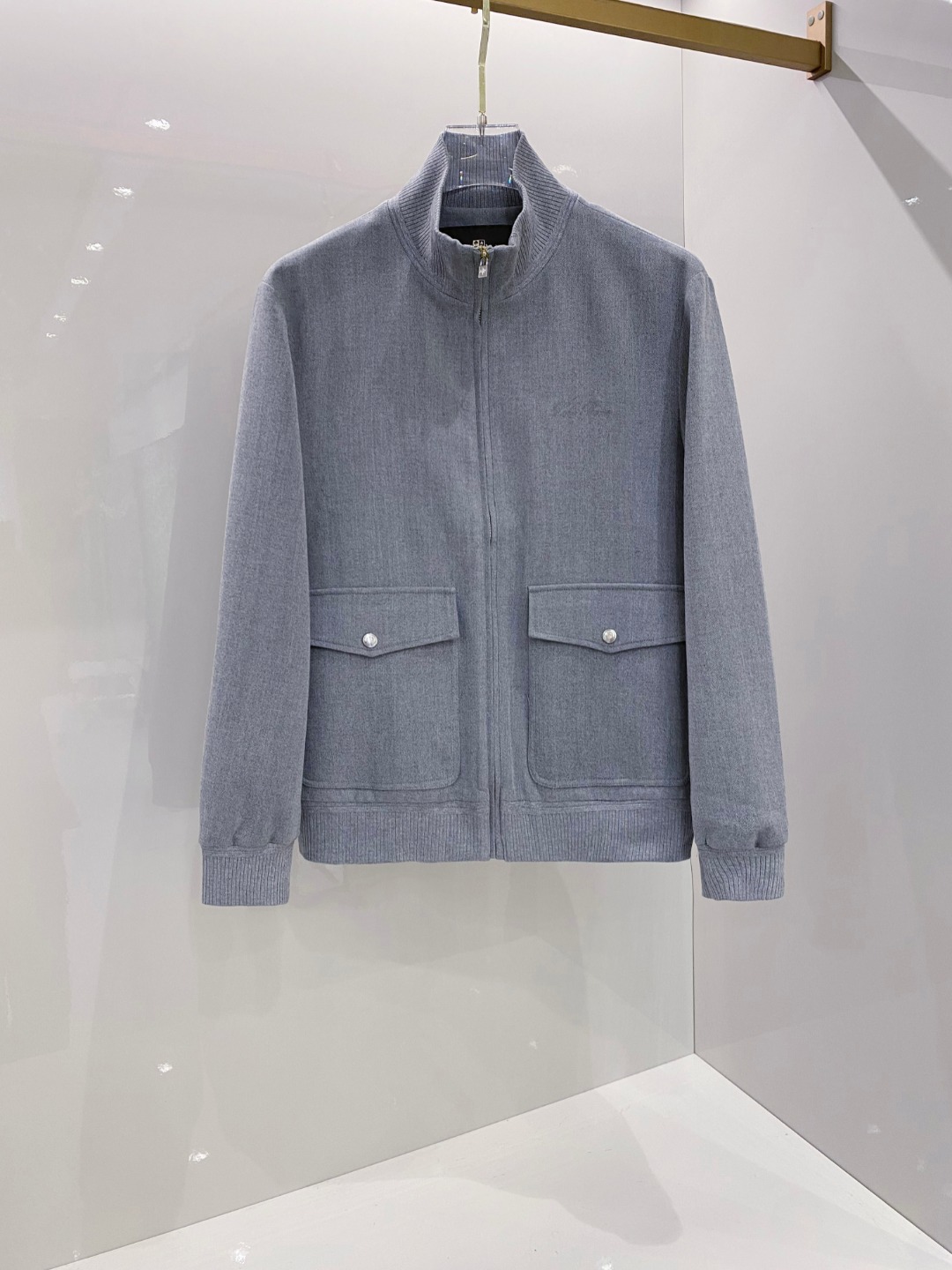 NO:565715,LP 1945SS new jacket  The casual and fashionable zipper with pockets on the front is a must-have for urban fashionistas. Its design is simple yet stylish, and it is made of high-quality fabrics that are soft, comfortable and have good breathability, allowing you to enjoy fashion while maintaining a comfortable wearing experience. The front pocket design is not only practical and convenient, but also adds a casual and casual look to the overall look.  The smooth opening and closing of the zipper makes you more comfortable in dressing. Whether it is matching or matching, you can easily control a variety of styles, allowing you to show your personality in the streets. Whether it is daily travel or casual gatherings, this can be your right-hand assistant to improve your overall style, making you stand out from the crowd and become the focus of attention.  Size gray 48-56,,loro piana,jackets & coats,alexander wang19860909LP 1945SS新款夹克 前面带有口袋的休闲时尚拉链,是都市潮流达人的必备之选.其设计简约而不失格调,采用优质面料,柔软舒适且具有良好的透气性,让你在享受时尚的同时也能保持自在的穿着体验.前面的口袋设计不仅实用便捷,还能为整体造型增添一份随性与洒脱.拉链的顺畅开合,让你在穿搭时更加得心应手.无论是搭配还是,都能轻松驾驭多种风格,让你在街头巷尾尽显个性风采.无论是日常出行还是休闲聚会,这款都能成为你提升整体造型感的得力助手,让你在人群中脱颖而出,成为众人瞩目的焦点. 码数灰色48-56,,loro piana,jackets & coats,alexander wang,Men's clothing