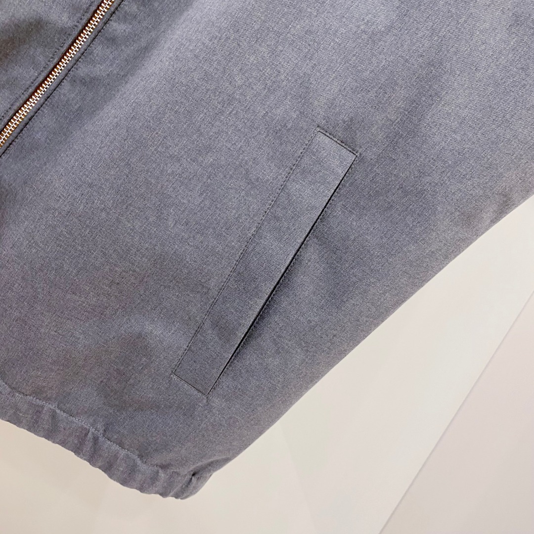 BC 2026SS新款双面穿马甲 ，时尚与功能的完美结合。这款采用高品质面料，一面为经典纯色设计，简约大