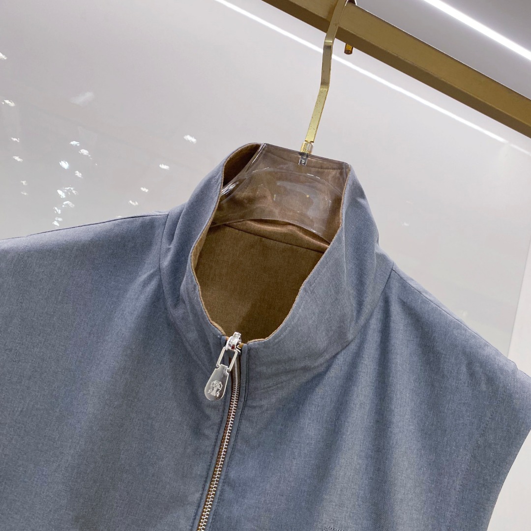 BC 2026SS新款双面穿马甲 ，时尚与功能的完美结合。这款采用高品质面料，一面为经典纯色设计，简约大