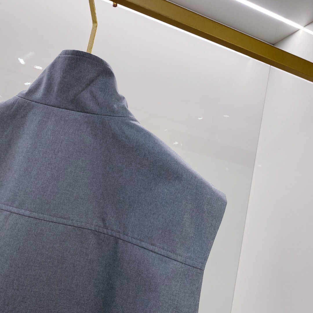 BC 2026SS新款双面穿马甲 ，时尚与功能的完美结合。这款采用高品质面料，一面为经典纯色设计，简约大