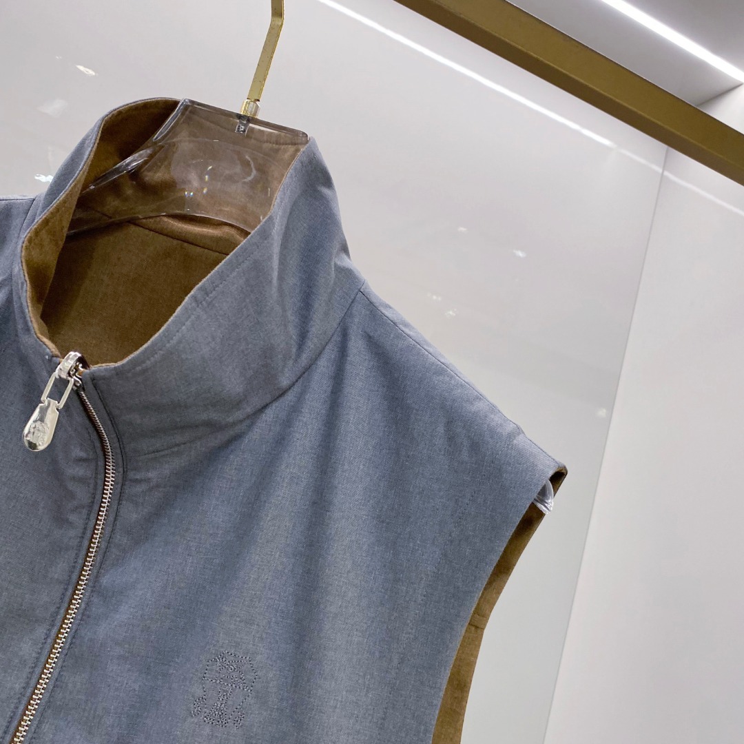 BC 2026SS新款双面穿马甲 ，时尚与功能的完美结合。这款采用高品质面料，一面为经典纯色设计，简约大