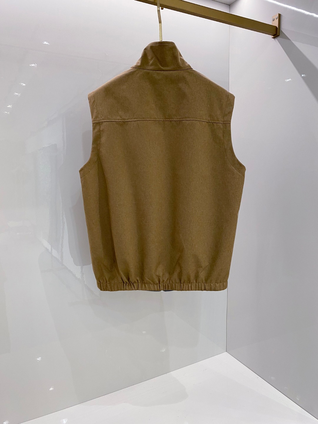 BC 2026SS新款双面穿马甲 ，时尚与功能的完美结合。这款采用高品质面料，一面为经典纯色设计，简约大