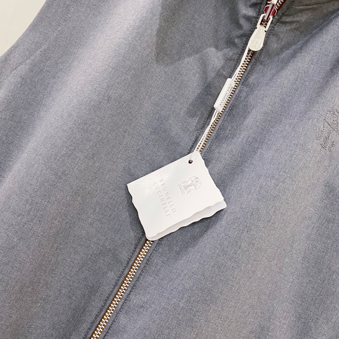 BC 2026SS新款双面穿马甲 ，时尚与功能的完美结合。这款采用高品质面料，一面为经典纯色设计，简约大