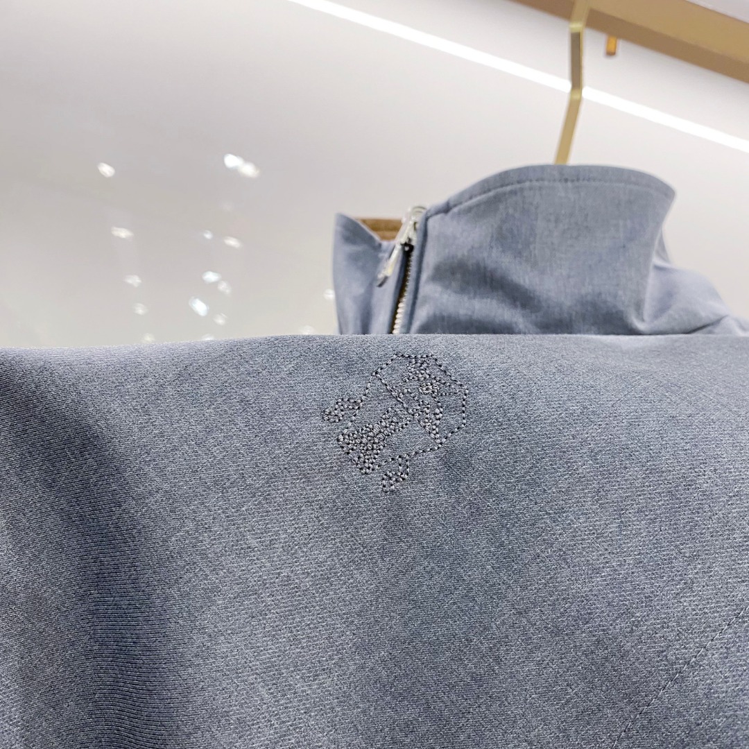 BC 2026SS新款双面穿马甲 ，时尚与功能的完美结合。这款采用高品质面料，一面为经典纯色设计，简约大