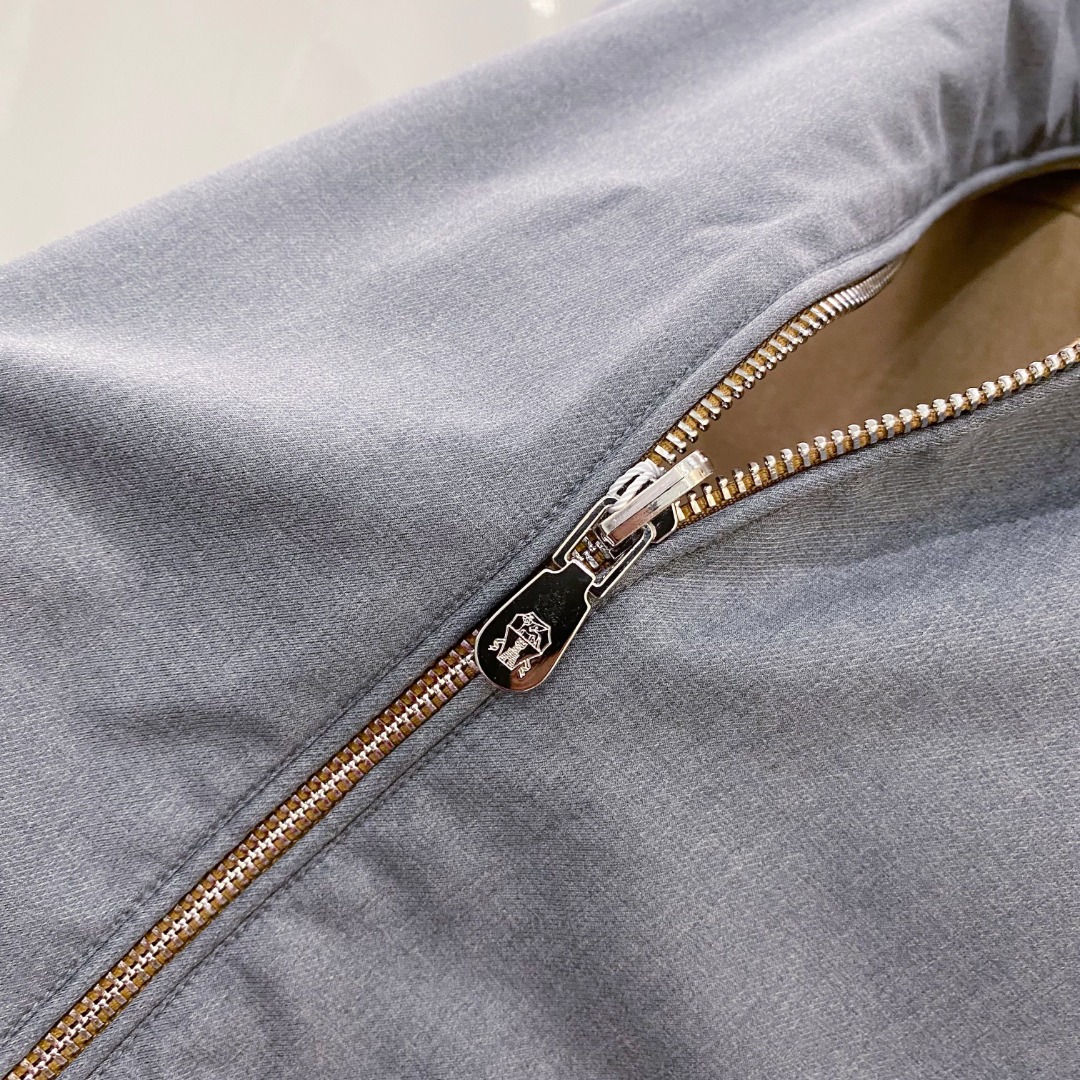 BC 2026SS新款双面穿马甲 ，时尚与功能的完美结合。这款采用高品质面料，一面为经典纯色设计，简约大