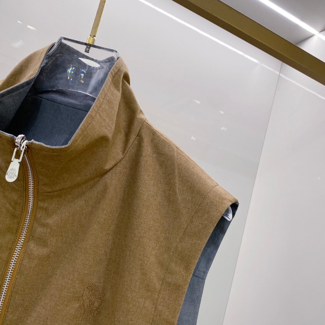 BC 2026SS新款双面穿马甲 ，时尚与功能的完美结合。这款采用高品质面料，一面为经典纯色设计，简约大