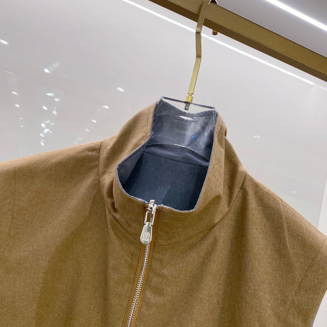 BC 2026SS新款双面穿马甲 ，时尚与功能的完美结合。这款采用高品质面料，一面为经典纯色设计，简约大