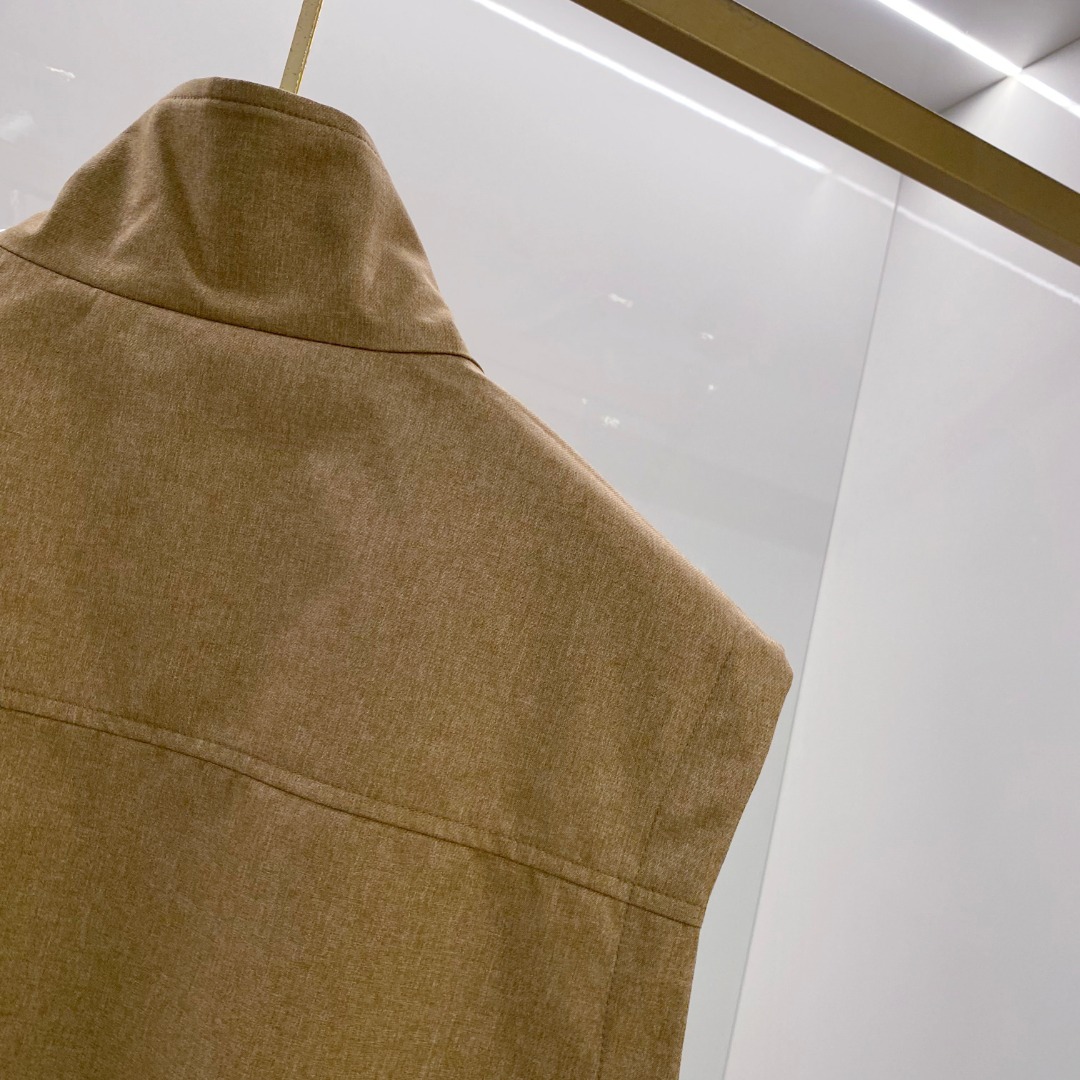 BC 2026SS新款双面穿马甲 ，时尚与功能的完美结合。这款采用高品质面料，一面为经典纯色设计，简约大