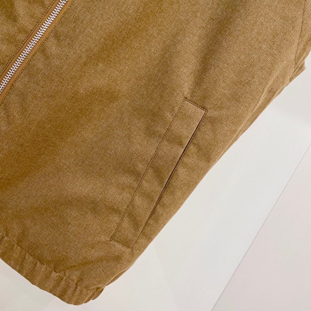 BC 2026SS新款双面穿马甲 ，时尚与功能的完美结合。这款采用高品质面料，一面为经典纯色设计，简约大