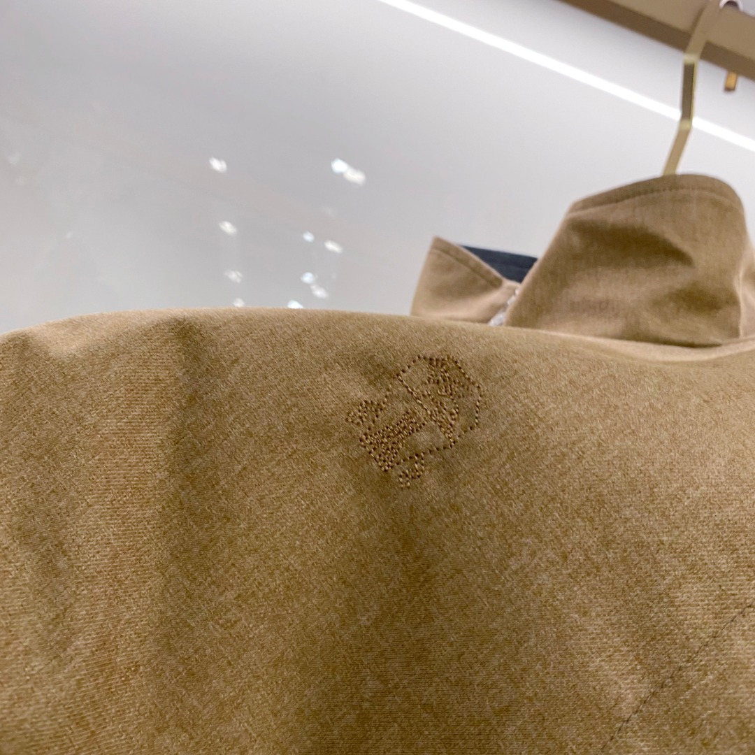 BC 2026SS新款双面穿马甲 ，时尚与功能的完美结合。这款采用高品质面料，一面为经典纯色设计，简约大