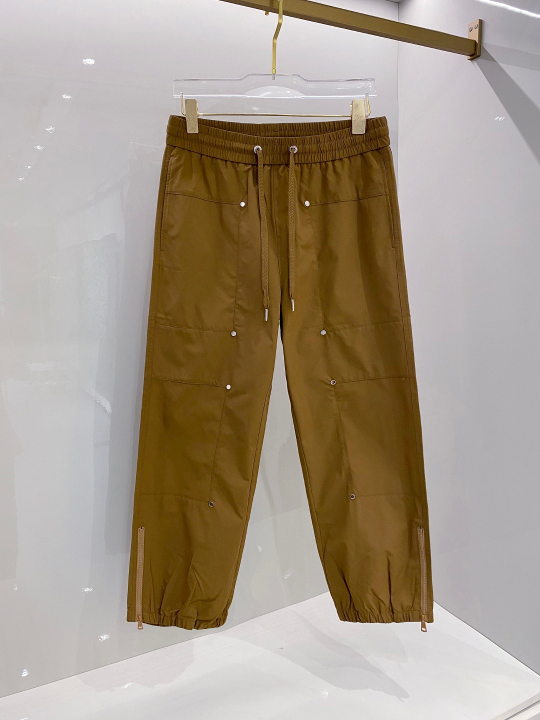 NO:521496,LV 2025 men's boutique casual pants top-grade fabric casual pants, the latest top-body style is invincible! This pants are very versatile, you can wear them in daily work and outdoor sports, and are the perfect combination of fashionable and casual and outdoor sports, so whether you wear them normally or outdoors, it is your best choice. Extreme comfort and quick sweating are the most popular key points, improving the comfort of wearing and suitable for aerobics and trail running conditions. This style is a running casual pants with an extremely wide range of applications, allowing you to naturally maintain a love for sports in summer, or you can wear them in casual life. Color black brown size M-XXXL,,louis vuitton,alexander wang19860909LV 2025男士精品休闲裤顶级面料休闲裤,最新款上身版型无敌正!绝对可以闭眼收的一款此款裤子非常百搭,,日常上班户外运动都可以穿着,是时尚休闲与户外运动的完美结合,所以无论您平时穿或者户外穿都是您的最佳选择.极致舒适和快速排汗是备受青睐的重点,提升穿着舒适度,适合有氧运动和越野跑条件下穿着,此款是一件适用范围极其广泛的跑步休闲裤,让你在夏天自然可以保持对运动热爱,也可以在休闲生活中穿着 颜色黑色 咖色 尺码M-XXXL,,louis vuitton,alexander wang,Men's clothing