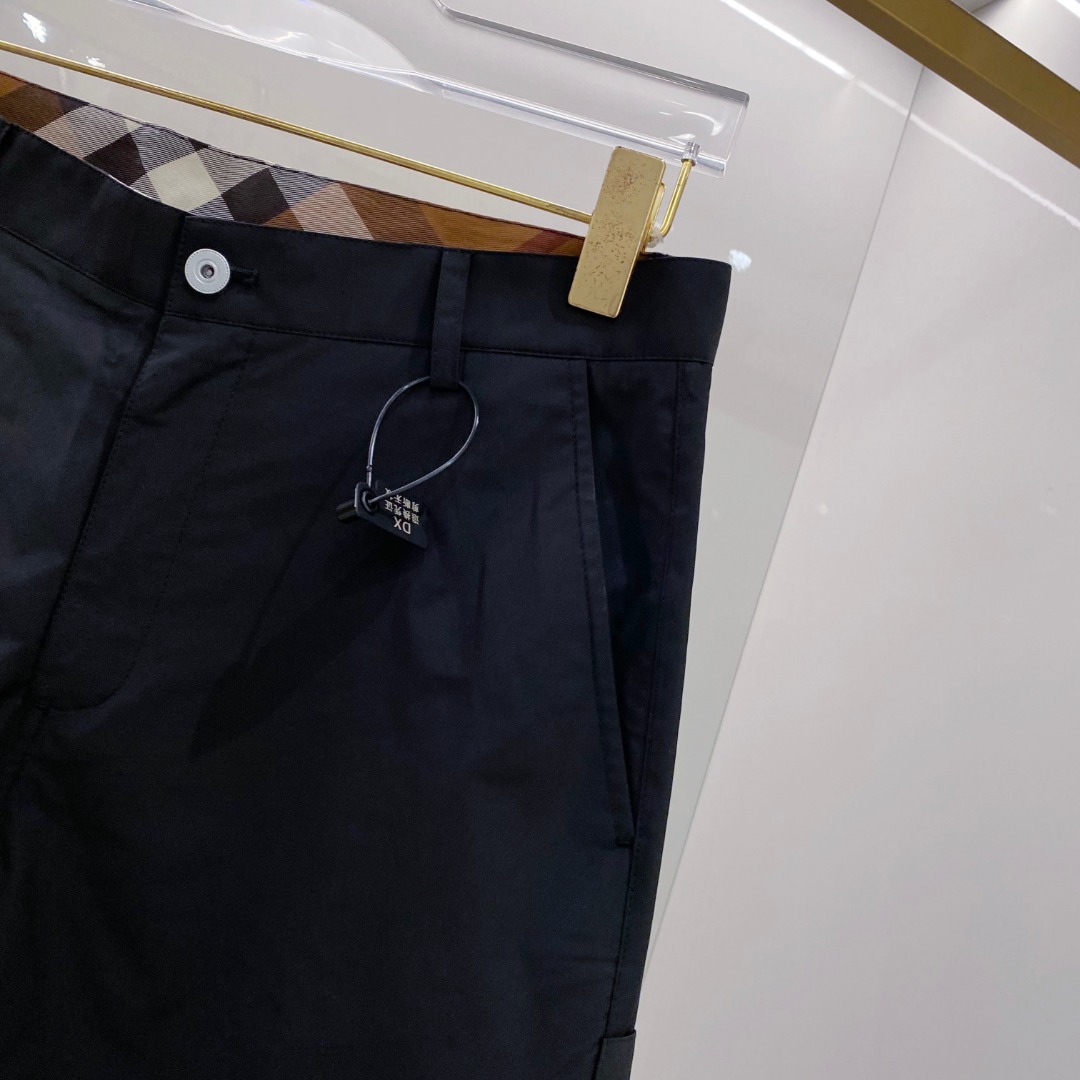  巴宝莉 2025男士精品休闲裤顶级面料休闲裤，最新款上身版型无敌正!绝对可以闭眼收的一款此款裤子非常百