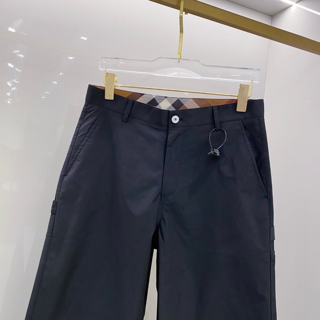  巴宝莉 2025男士精品休闲裤顶级面料休闲裤，最新款上身版型无敌正!绝对可以闭眼收的一款此款裤子非常百