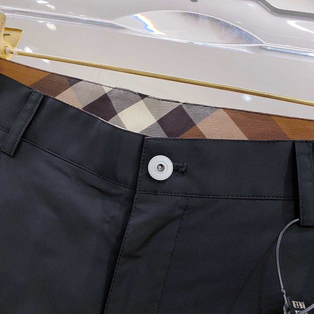  巴宝莉 2025男士精品休闲裤顶级面料休闲裤，最新款上身版型无敌正!绝对可以闭眼收的一款此款裤子非常百