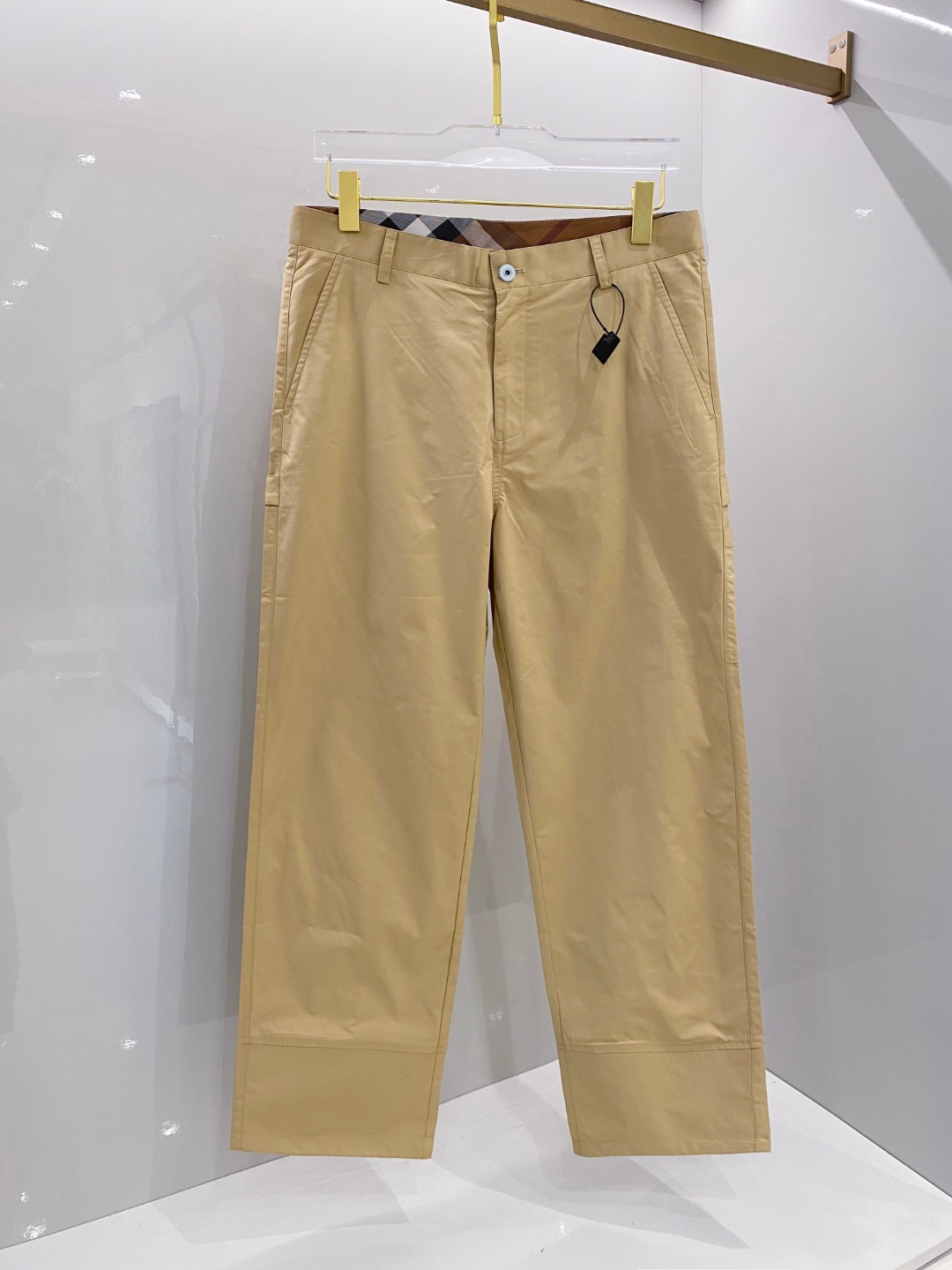 NO:521494,Burberry 2025 men's boutique casual pants top-grade fabric casual pants, the latest top-body style is invincible! This style of pants that can be closed and can be worn in daily work and outdoor sports. It is a perfect combination of fashionable leisure and outdoor sports, so whether you wear it normally or outdoor wear is your best choice. Extreme comfort and quick sweating are the most popular focus, improving the comfort of wearing and suitable for aerobics and trail running conditions. This style is a running casual pants with an extremely wide range of applications, allowing you to naturally maintain a love for sports in summer, or you can wear it in casual life. Color black brown Size M-XXXL, burberry, alexander wang19860909巴宝莉 2025男士精品休闲裤顶级面料休闲裤,最新款上身版型无敌正!绝对可以闭眼收的一款此款裤子非常百搭,,日常上班户外运动都可以穿着,是时尚休闲与户外运动的完美结合,所以无论您平时穿或者户外穿都是您的最佳选择.极致舒适和快速排汗是备受青睐的重点,提升穿着舒适度,适合有氧运动和越野跑条件下穿着,此款是一件适用范围极其广泛的跑步休闲裤,让你在夏天自然可以保持对运动热爱,也可以在休闲生活中穿着 颜色黑色 咖色 尺码M-XXXL,,burberry,alexander wang,Men's clothing