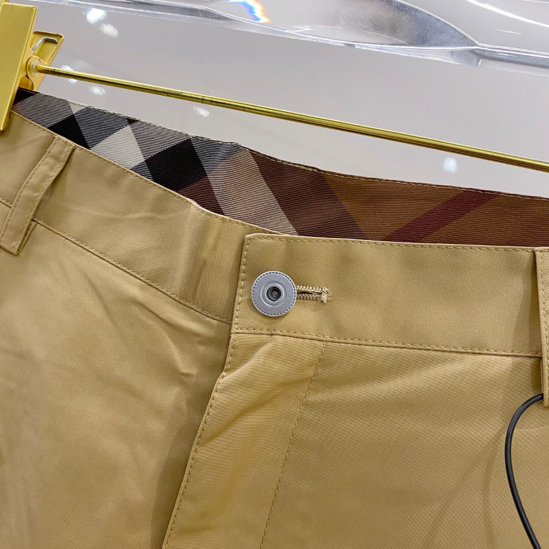  巴宝莉 2025男士精品休闲裤顶级面料休闲裤，最新款上身版型无敌正!绝对可以闭眼收的一款此款裤子非常百