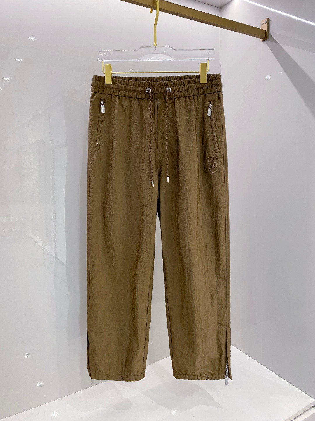 NO:521485,Burberry men's boutique casual pants top-quality fabric casual pants, the latest top-body style is invincible!  This pants are very versatile, elastic waist, and can be worn for daily work. They are a perfect combination of fashionable and leisure and outdoor sports, so whether you wear them normally or outdoors, they are your best choice. Extreme comfort and quick sweating are the most popular key points, improving the comfort of wearing and suitable for aerobics and trail running conditions. This style is a running casual pants with an extremely wide range of applications, allowing you to naturally maintain a love for sports in summer, or you can wear them in casual life. Size M-3XL, burberry, alexander wang19860909巴宝莉 男士精品休闲裤 顶级面料休闲裤,最新款上身版型无敌正！ 绝对可以闭眼收的一款 此款裤子非常百搭,弹力腰围,日常上班 户外运动都可以穿着,是时尚休闲与户外运动的完美结合,所以无论您平时穿或者户外穿都是您的最佳选择. 极致舒适和快速排汗是备受青睐的重点,提升穿着舒适度,适合有氧运动和越野跑条件下穿着,此款是一件适用范围极其广泛的跑步休闲裤,让你在夏天自然可以保持对运动热爱,也可以在休闲生活中穿着 尺码M-3XL,,burberry,alexander wang,Men's clothing
