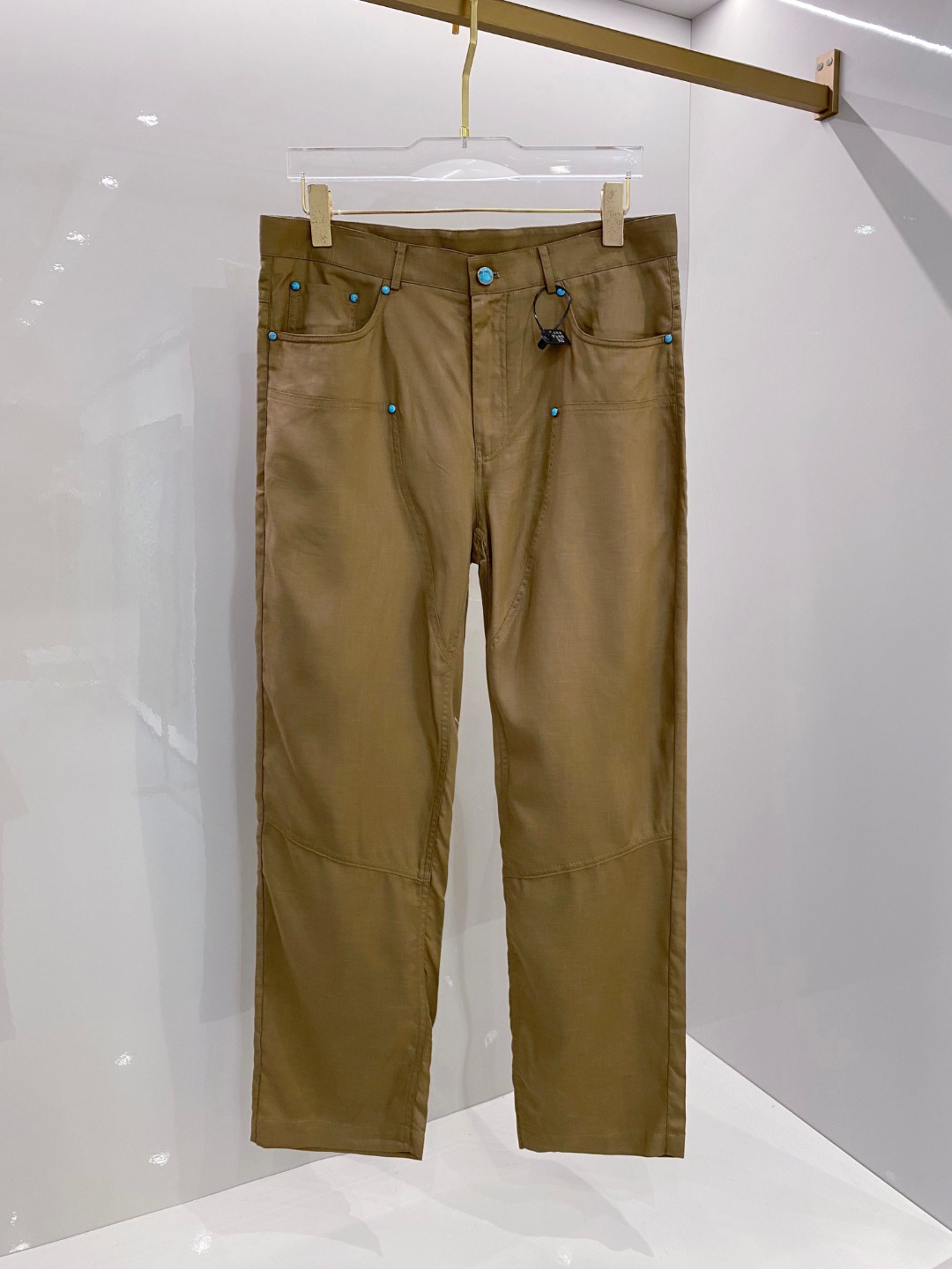 NO:521487,LV 2025 men's boutique casual pants top-grade fabric casual pants, the latest top-body style is invincible! This pants are very versatile, you can wear them in daily work and outdoor sports, and are the perfect combination of fashionable and casual and outdoor sports, so whether you wear them normally or outdoors, it is your best choice. Extreme comfort and quick sweating are the most popular key points, improving the comfort of wearing and suitable for aerobics and trail running conditions. This style is a running casual pants with an extremely wide range of applications, allowing you to naturally maintain a love for sports in summer, or you can wear them in casual life. Color black brown size M-XXXL,,louis vuitton,alexander wang19860909LV 2025男士精品休闲裤顶级面料休闲裤,最新款上身版型无敌正!绝对可以闭眼收的一款此款裤子非常百搭,,日常上班户外运动都可以穿着,是时尚休闲与户外运动的完美结合,所以无论您平时穿或者户外穿都是您的最佳选择.极致舒适和快速排汗是备受青睐的重点,提升穿着舒适度,适合有氧运动和越野跑条件下穿着,此款是一件适用范围极其广泛的跑步休闲裤,让你在夏天自然可以保持对运动热爱,也可以在休闲生活中穿着 颜色黑色 咖色 尺码M-XXXL,,louis vuitton,alexander wang,Men's clothing