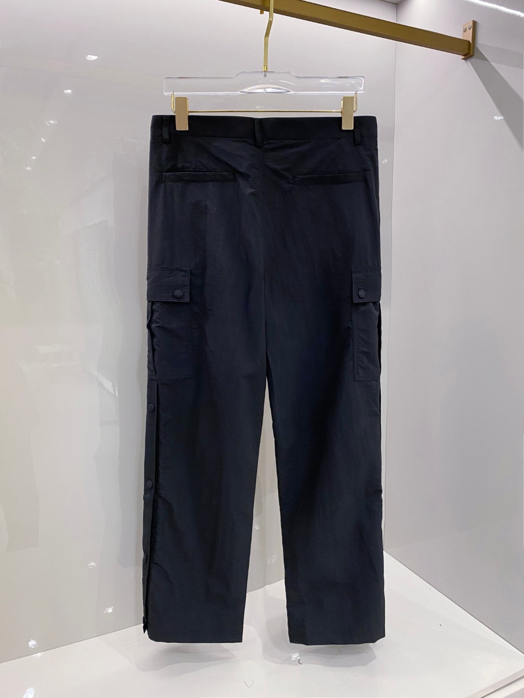  巴宝莉 男士精品休闲裤👍
顶级面料休闲裤，最新款上身版型无敌正！
绝对可以闭眼收的一款
此款裤子非常百