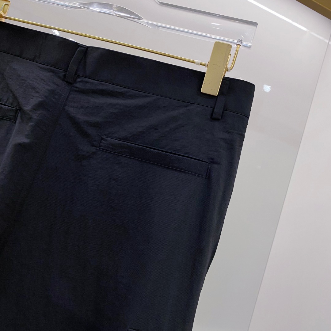  巴宝莉 男士精品休闲裤👍
顶级面料休闲裤，最新款上身版型无敌正！
绝对可以闭眼收的一款
此款裤子非常百