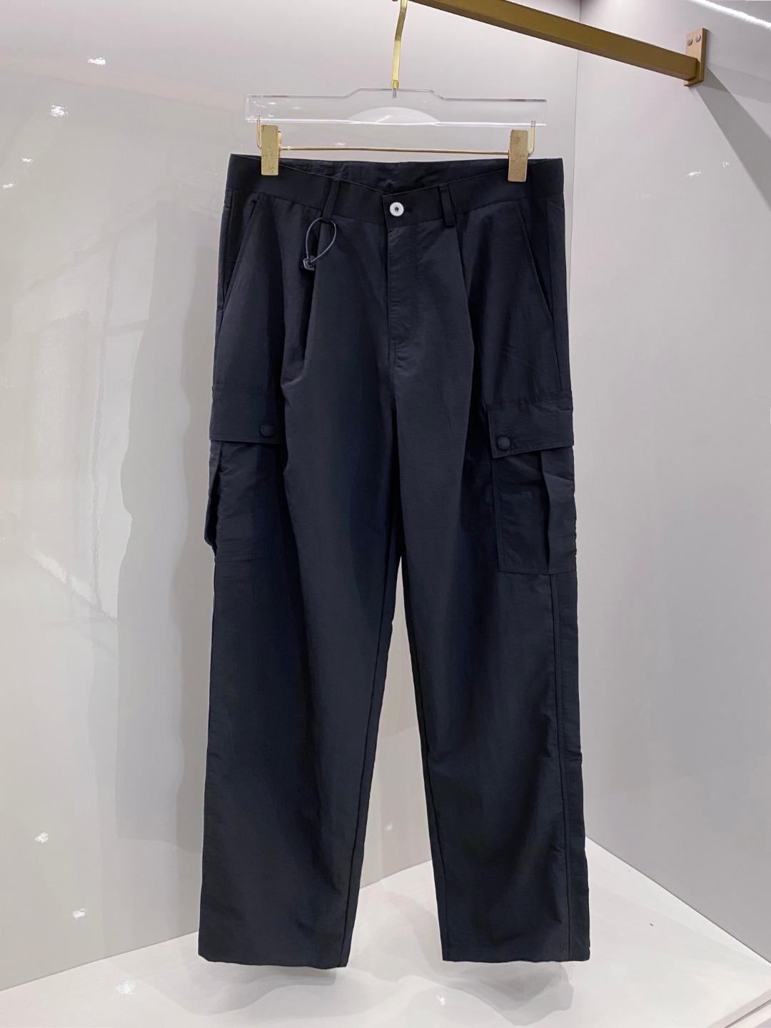  巴宝莉 男士精品休闲裤👍
顶级面料休闲裤，最新款上身版型无敌正！
绝对可以闭眼收的一款
此款裤子非常百