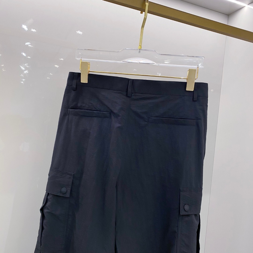  巴宝莉 男士精品休闲裤👍
顶级面料休闲裤，最新款上身版型无敌正！
绝对可以闭眼收的一款
此款裤子非常百