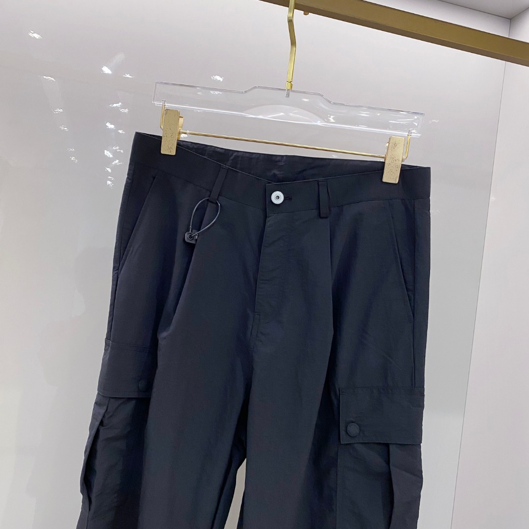  巴宝莉 男士精品休闲裤👍
顶级面料休闲裤，最新款上身版型无敌正！
绝对可以闭眼收的一款
此款裤子非常百