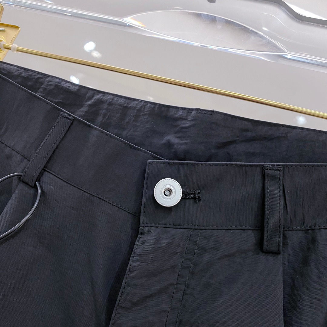  巴宝莉 男士精品休闲裤👍
顶级面料休闲裤，最新款上身版型无敌正！
绝对可以闭眼收的一款
此款裤子非常百