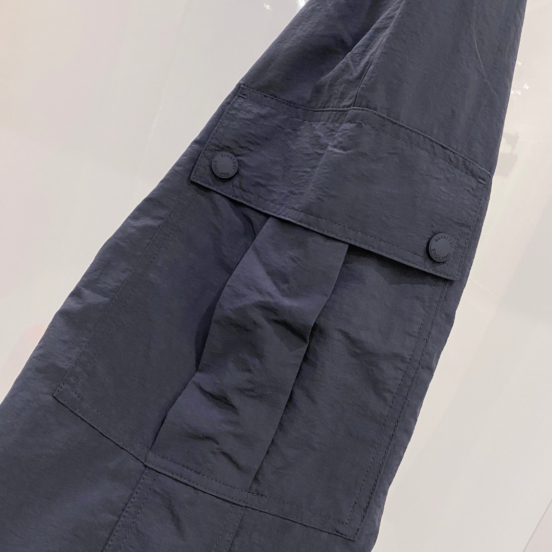  巴宝莉 男士精品休闲裤👍
顶级面料休闲裤，最新款上身版型无敌正！
绝对可以闭眼收的一款
此款裤子非常百