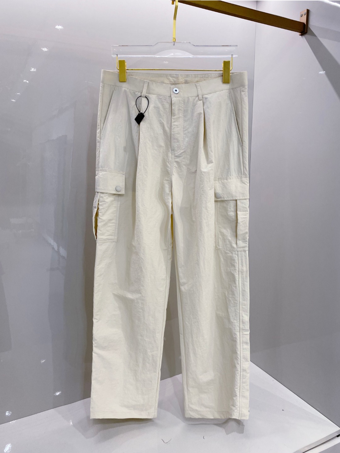 NO:521498,Burberry men's boutique casual pants top-quality fabric casual pants, the latest top-body style is invincible!  This pants are very versatile, elastic waist, and can be worn for daily work. They are a perfect combination of fashionable and casual and outdoor sports, so whether you wear them normally or outdoors, they are your best choice. Extreme comfort and quick sweating are the most popular key points, improving the comfort of wearing and suitable for aerobics and trail running conditions. This style is a jogging casual pants with an extremely wide range of applications, allowing you to naturally maintain a love for sports in summer, or you can wear them in casual life. Size M-3XL, burberry, alexander wang19860909巴宝莉 男士精品休闲裤 顶级面料休闲裤,最新款上身版型无敌正！ 绝对可以闭眼收的一款 此款裤子非常百搭,弹力腰围,日常上班 户外运动都可以穿着,是时尚休闲与户外运动的完美结合,所以无论您平时穿或者户外穿都是您的最佳选择. 极致舒适和快速排汗是备受青睐的重点,提升穿着舒适度,适合有氧运动和越野跑条件下穿着,此款是一件适用范围极其广泛的跑步休闲裤,让你在夏天自然可以保持对运动热爱,也可以在休闲生活中穿着 尺码M-3XL,,burberry,alexander wang,Men's clothing