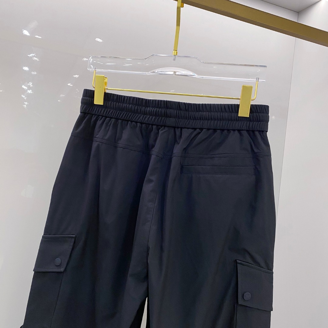  蒙口 moncler 2025束脚休闲时尚裤，作为当代潮流与舒适的完美结合，正逐渐成为衣橱中的必备单品