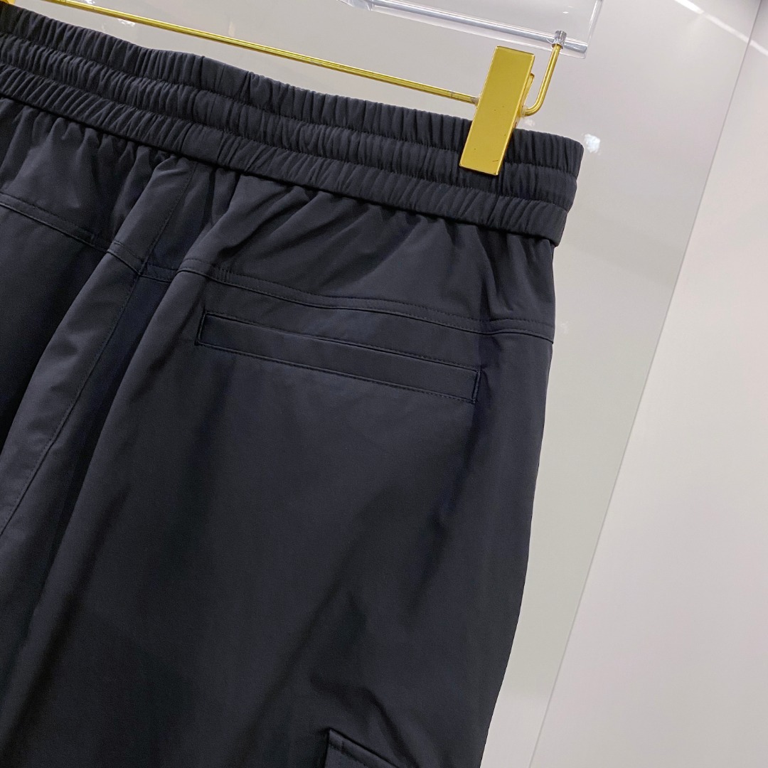  蒙口 moncler 2025束脚休闲时尚裤，作为当代潮流与舒适的完美结合，正逐渐成为衣橱中的必备单品