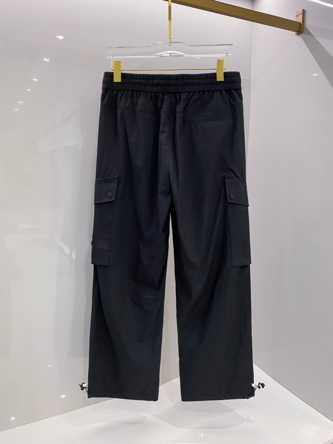  蒙口 moncler 2025束脚休闲时尚裤，作为当代潮流与舒适的完美结合，正逐渐成为衣橱中的必备单品