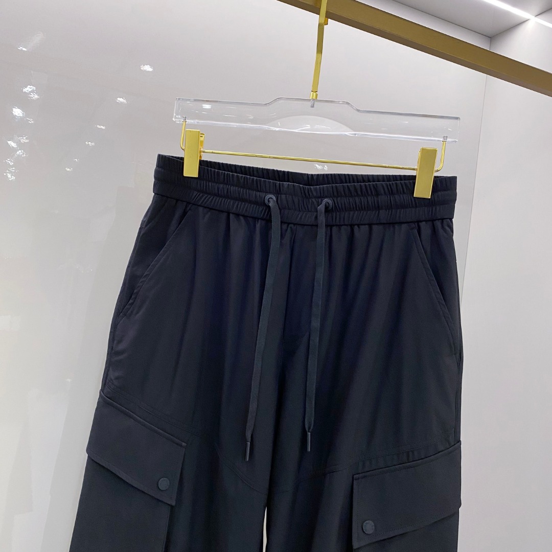  蒙口 moncler 2025束脚休闲时尚裤，作为当代潮流与舒适的完美结合，正逐渐成为衣橱中的必备单品