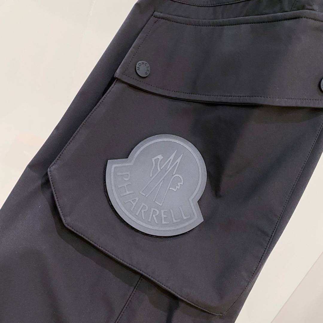  蒙口 moncler 2025束脚休闲时尚裤，作为当代潮流与舒适的完美结合，正逐渐成为衣橱中的必备单品