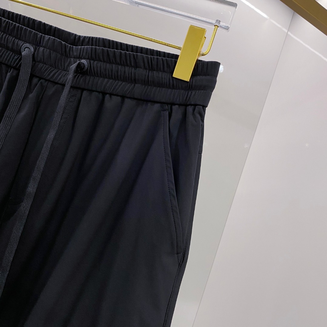  蒙口 moncler 2025束脚休闲时尚裤，作为当代潮流与舒适的完美结合，正逐渐成为衣橱中的必备单品