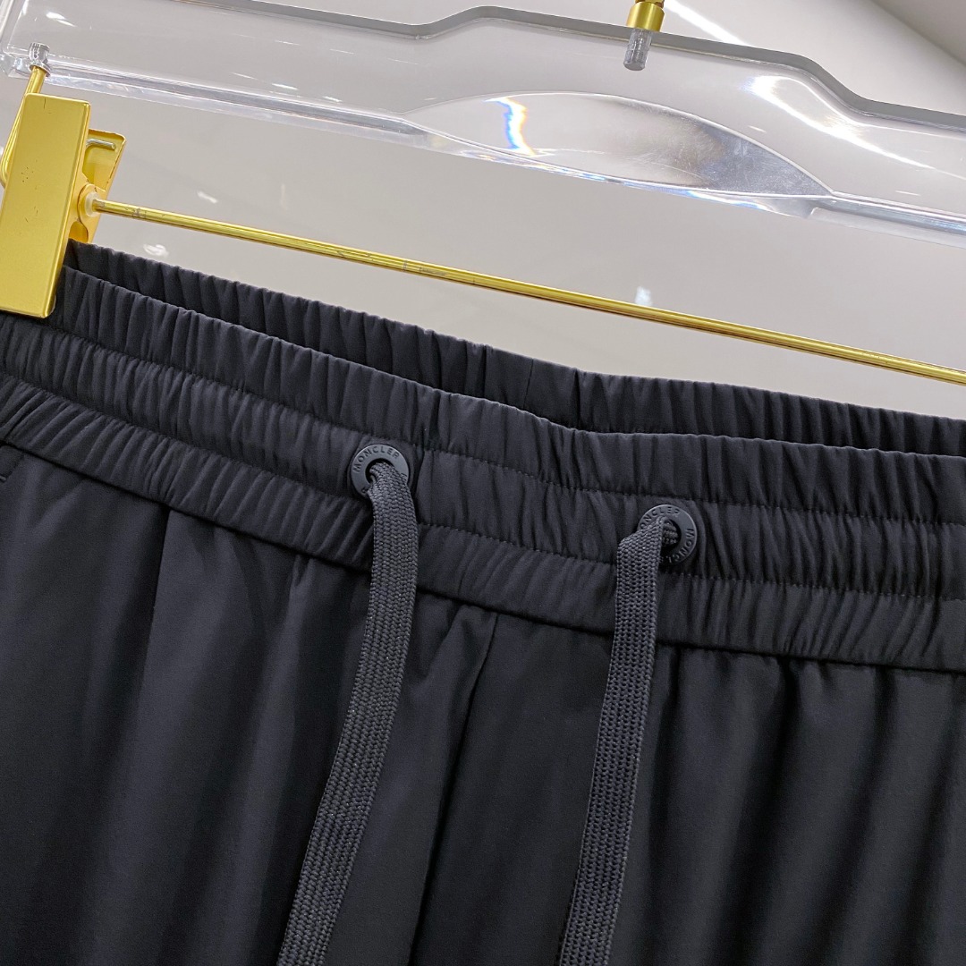  蒙口 moncler 2025束脚休闲时尚裤，作为当代潮流与舒适的完美结合，正逐渐成为衣橱中的必备单品