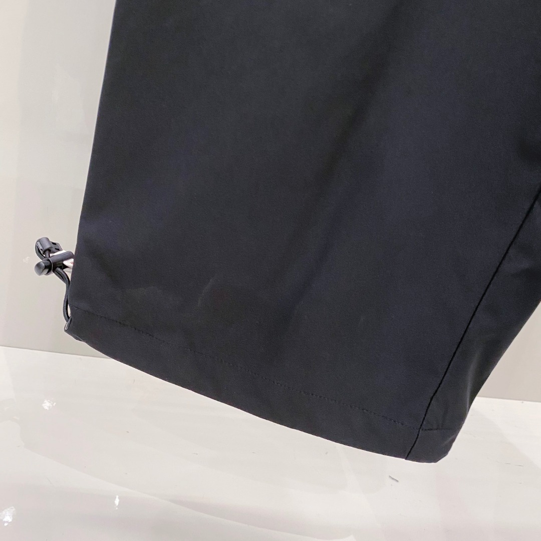  蒙口 moncler 2025束脚休闲时尚裤，作为当代潮流与舒适的完美结合，正逐渐成为衣橱中的必备单品