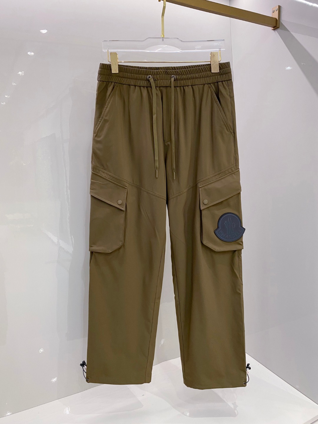 NO:521497,The moncler 2025 tying feet casual fashion pants, as a perfect combination of contemporary trends and comfort, are gradually becoming a must-have item in the wardrobe. Its unique design, with loose trouser legs and tying design, not only modify the leg shape, but also gives the wearer an unparalleled sense of freedom. Whether it is daily travel or casual activities, these pants can be easily controlled and show your fashionable attitude. In terms of fabric, it is usually made of soft and breathable materials, which can be kept comfortable and dry even if worn for a long time. The tying foot design cleverly prevents the trouser legs from rolling into the shoes, and adds a sense of neatness. Paired with a pair of simple white shoes or trendy sports shoes, you can easily create a street-style casual outfit.  In addition, the colors and patterns of casual fashion pants with tying feet are also very rich. Whether it is the classic solid color style or the printed patterns full of personality, they can meet the matching needs of different occasions and styles. Whether you are pursuing simple and fashionable, or you are loving personal expression, you can find your own unique charm in this pants. Two colors are available in stock, 48-56, Moncler, sneakers, alexander wang19860909蒙口 moncler 2025束脚休闲时尚裤,作为当代潮流与舒适的完美结合,正逐渐成为衣橱中的必备单品.其独特的设计,以宽松的裤腿搭配束脚设计,不仅修饰了腿型,还赋予了穿着者无与伦比的自在感受.无论是日常出行还是休闲活动,这款裤子都能轻松驾驭,展现你的时尚态度. 面料上,它通常采用柔软透气的材质,即便是长时间穿着也能保持舒适干爽.束脚的设计,巧妙地防止了裤脚卷入鞋内,同时增添了一份利落感.搭配一双简约的小白鞋或是潮流运动鞋,便能轻松打造出街头风格的休闲装扮. 此外,束脚休闲时尚裤的色彩与图案选择也极为丰富,无论是经典的纯色款式,还是充满个性的印花图案,都能满足不同场合与风格的搭配需求.无论是追求简约时尚的你,还是钟爱个性表达的你,都能在这款裤子中找到属于自己的那份独特魅力. 现货发售二色48-56,,Moncler,sneakers,alexander wang,Men's clothing