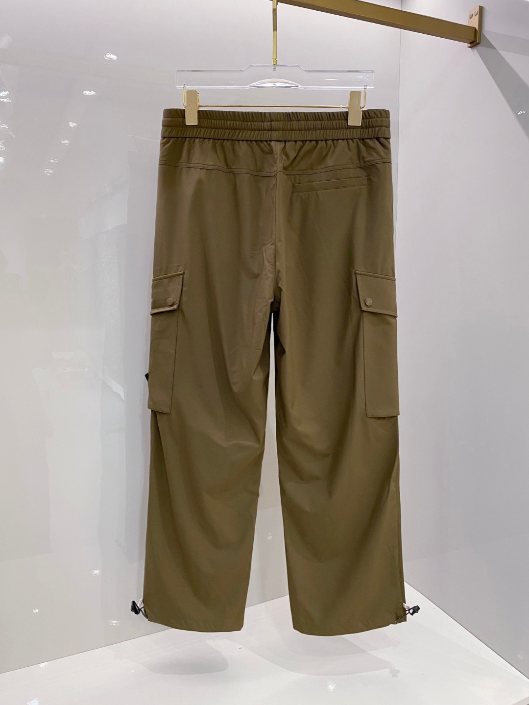  蒙口 moncler 2025束脚休闲时尚裤，作为当代潮流与舒适的完美结合，正逐渐成为衣橱中的必备单品