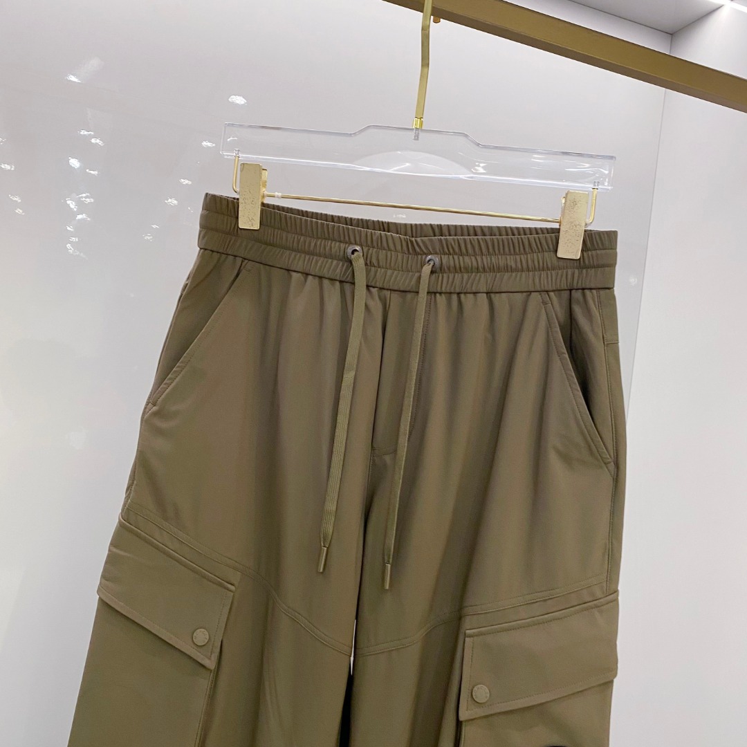  蒙口 moncler 2025束脚休闲时尚裤，作为当代潮流与舒适的完美结合，正逐渐成为衣橱中的必备单品